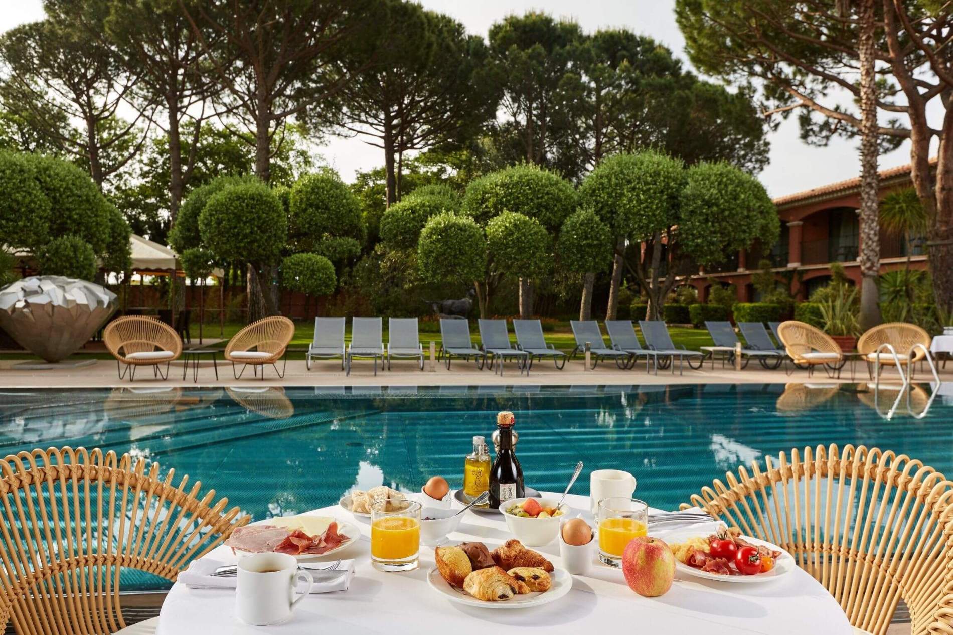 Petit-déjeuner face à la piscine