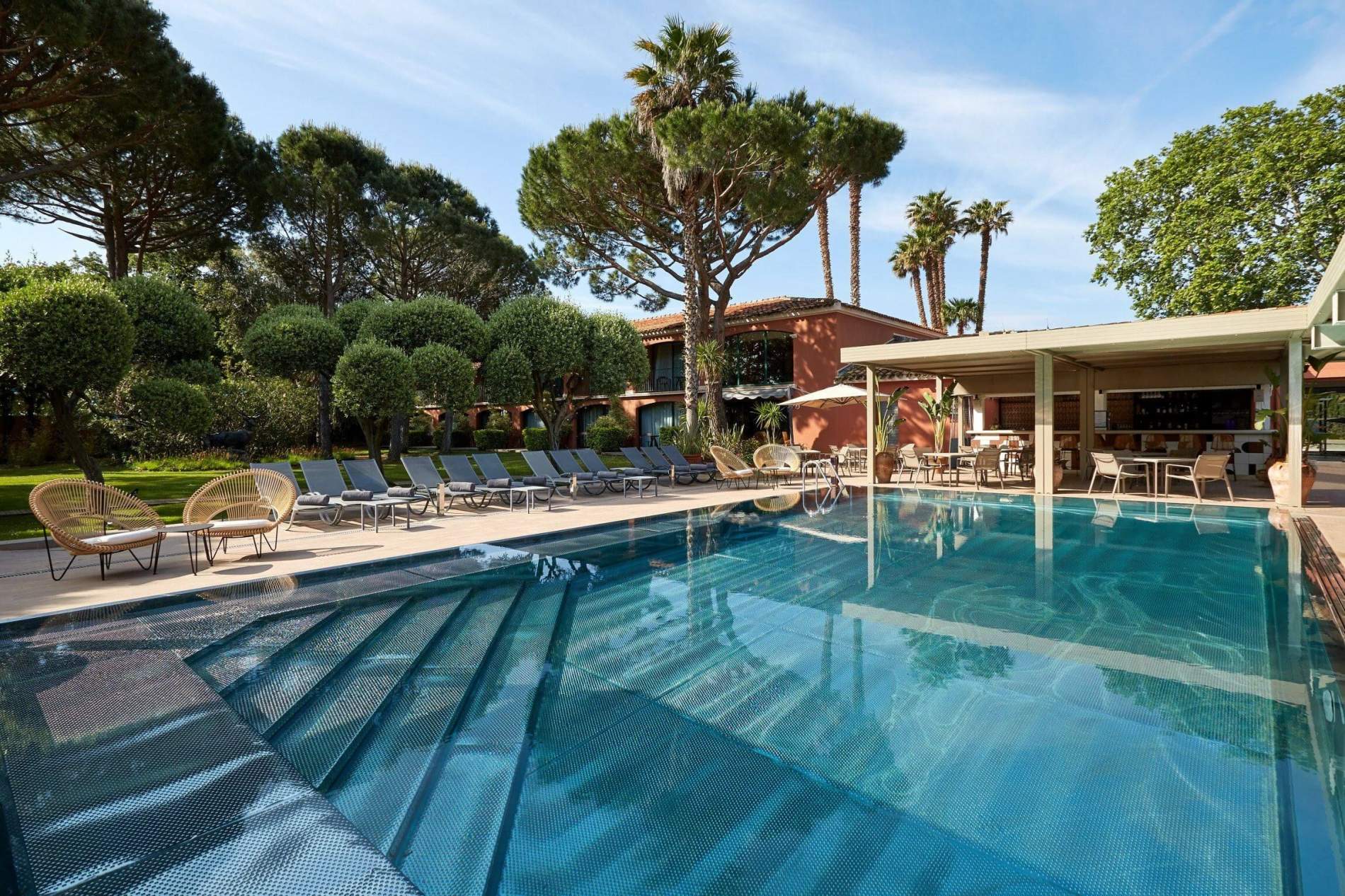 Piscine miroir et parc arboré