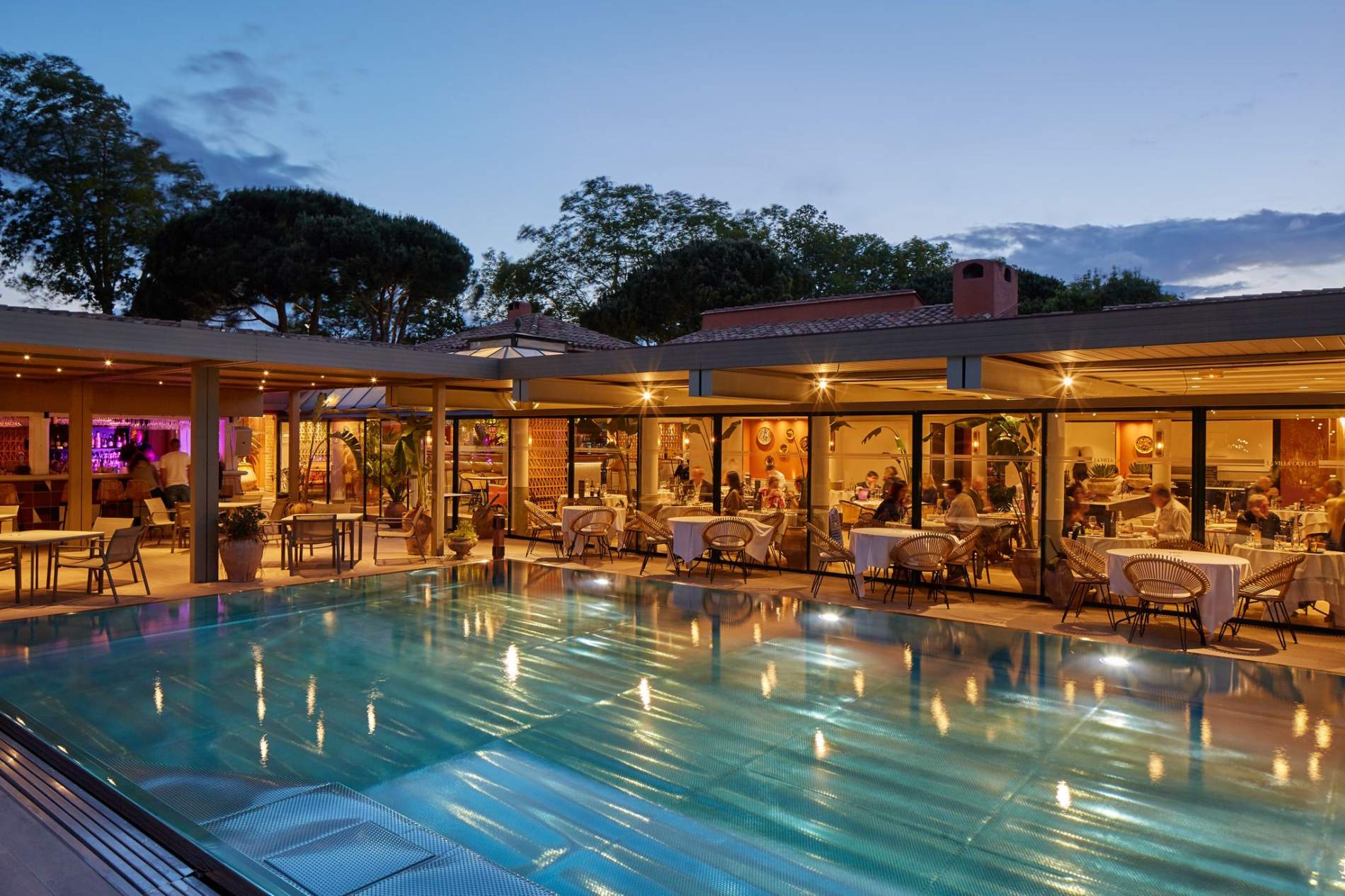 Piscine et restaurant de nuit